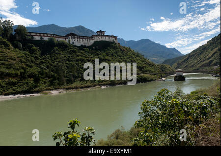 Puna Tsang Chhu Fluss vor Wangdue Dzong, Wangdue Phodrang, Bhutan Stockfoto