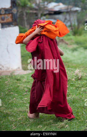 Mönch in Tempe Lhakhang, Punakha Bezirk, Bhutan Stockfoto