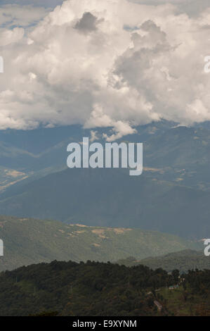 Wolken über Berge, Dochula Pass, Thimphu, Bhutan Stockfoto