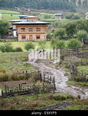 Traditionelle Häuser in ein Dorf, Phobjikha Tal, Bezirk Wangdue Phodrang, Bhutan Stockfoto