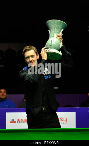 Ricky Walden 2014 Snooker International Championship gewinnen und 125.000 Pfund Auszeichnungen in Chengdu, Sichuan, China am 2. November 2014. Stockfoto