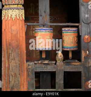 Gebetsmühlen am Jambay Lhakhang, Chokhor Tal, Bumthang Bezirk, Bhutan Stockfoto