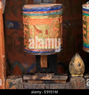 Gebetsmühlen am Jambay Lhakhang, Chokhor Tal, Bumthang Bezirk, Bhutan Stockfoto