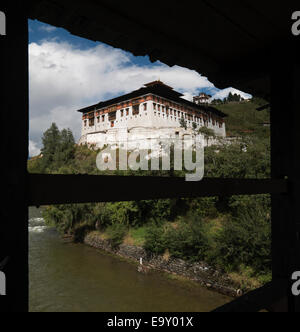 Rinpung Dzong betrachtet durch ein Fenster, Paro-Tal, Bezirk Paro, Bhutan Stockfoto