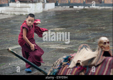 Mönch, die Kampfkünste in Trongsa Dzong, Trongsa, Bhutan Stockfoto