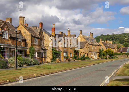 Straße mit hübschen Vintage Cottage-Häusern in Broadway, Cotswolds in Worcestershire, UK Stockfoto