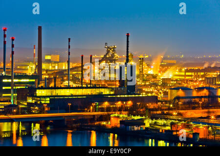 Industriegebiet von?? der Metallindustrie in den Abend. Lichter der Produktion. Stockfoto