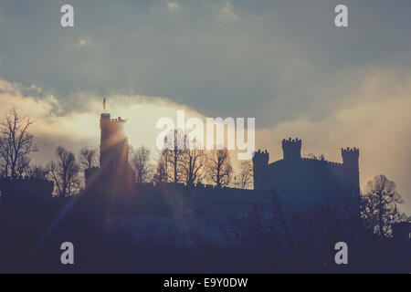 Alte Burg gegen die untergehende Sonne beschrieben Stockfoto