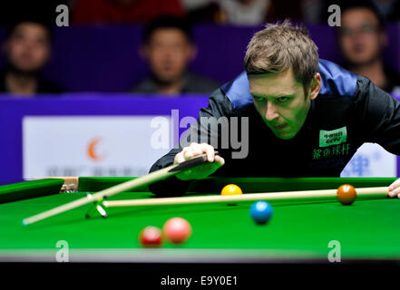 Ricky Walden 2014 Snooker International Championship gewinnen und 125.000 Pfund Auszeichnungen in Chengdu, Sichuan, China am 2. November 2014. Stockfoto