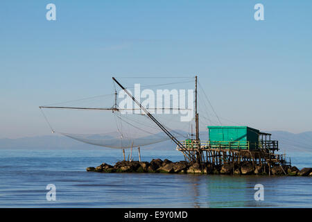 Fischerhaus mit einem Netz über dem Meer in Marina di Pisa, Toskana, Italien Stockfoto