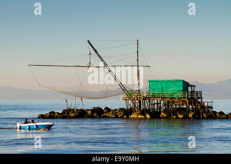 Fischerhaus mit einem Netz über dem Meer in Marina di Pisa, Toskana, Italien Stockfoto