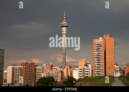 Telkom Joburg Tower Fernsehturm und die Skyline der Stadtteil Hillbrow in Johannesburg, Gauteng, Südafrika Stockfoto