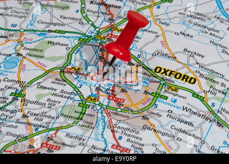 rote Karte Pin im Fahrplan auf Stadt Oxford Stockfoto