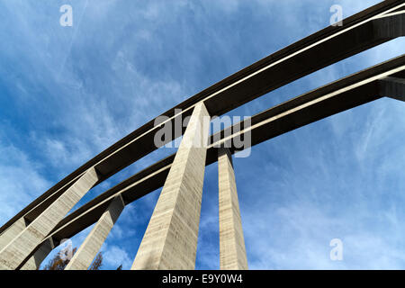 Eine hohe Autobahnbrücke und Betonpfeiler von unten gesehen Stockfoto