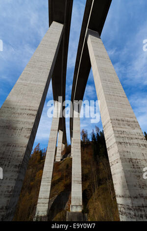Eine hohe Autobahnbrücke und Betonpfeiler von unten gesehen Stockfoto