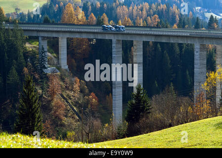 Eine hohe Autobahnbrücke von der Tauernautobahn in Österreich Stockfoto