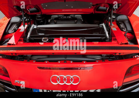 Audi R8 V10-Motor, Motorraum geöffnet Stockfoto