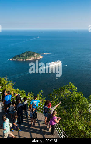 Blick vom Zuckerhut oder Pão de Açúcar auf einem Kreuzfahrtschiff, Rio De Janeiro, Brasilien Stockfoto