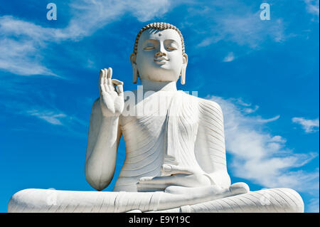 Theravada-Buddhismus, sitzen weiße Statue des Buddha im Lotussitz, Meditation, Geste des Unterrichts, Dharmachakra Mudra, Stockfoto