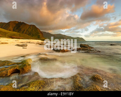 Sonnenuntergang am Ka'ena Point State Park, Oahu, Hawaii, Vereinigte Staaten von Amerika Stockfoto