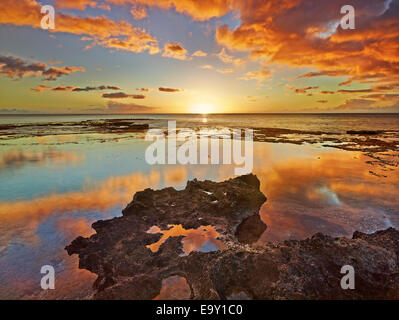 Sonnenuntergang am Ka'ena Point State Park, Oahu, Hawaii, Vereinigte Staaten von Amerika Stockfoto