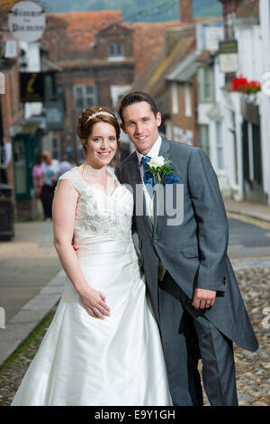 Ein frisch verheiratetes Paar posieren für ein Foto in Dorf Rye, Sussex, Großbritannien Stockfoto