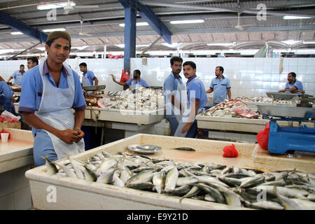 Markthändler auf dem Fischmarkt von Deira in Dubai, Vereinigte Arabische Emirate Stockfoto