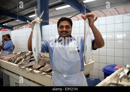 Ein Markt-Händler hält zwei Fisch auf dem Fischmarkt von Deira in Dubai, Vereinigte Arabische Emirate Stockfoto