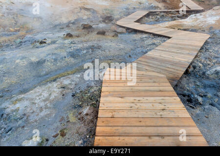 Promenade für Touristen führt durch das Seltún geothermische Gebiet in der Nähe von Krýsuvík oder Krísuvík, Reykjanesskagi Stockfoto