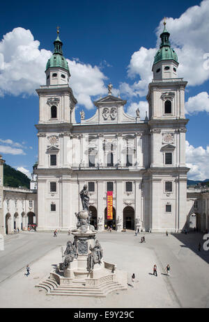 Salzburger Dom am Domplatz mit der Mariensäule, Salzburg, Österreich Stockfoto