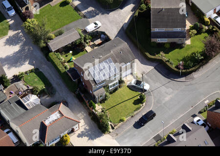 Luftaufnahme eines inländischen Hauses mit Sonnenkollektoren auf dem Dach, UK Stockfoto