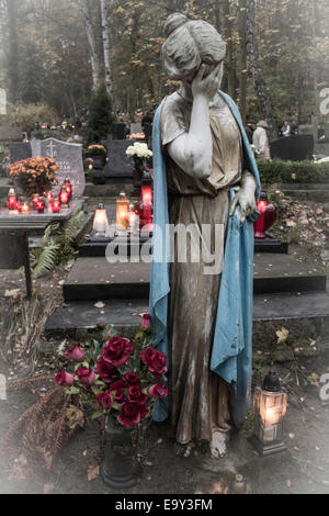 Weinende Frau Statue steht über dem Grab Stockfoto