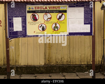 Yangon, Yangon Division, Myanmar. 4. November 2014. Ein Plakat in Yangon Warnung Menschen über das Ebola-Virus. Es wurden keine gemeldeten Fälle von Ebola-Virus in Myanmar und gibt es keine Direktflüge zwischen Ebola endemische Teilen von Afrika und Myanmar, aber die Regierung von Myanmar die Plakate in Yangon als Vorsichtsmaßnahme. © Jack Kurtz/ZUMA Draht/Alamy Live-Nachrichten Stockfoto