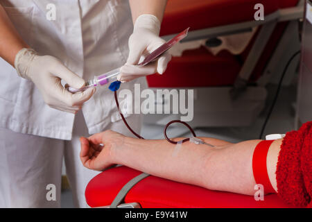 Krankenschwester und Patient Blutentnahme. Blutspenden in Blut-Labor. Stockfoto