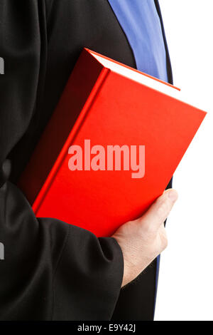 Ein Richter mit einem Gesetzbuch am Hof. Hammer in der hand. Stockfoto