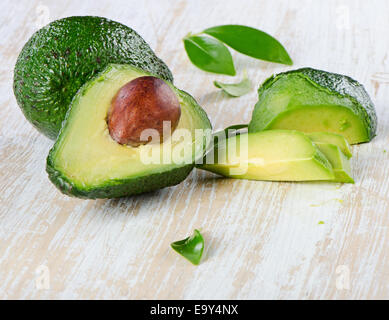 Avocado auf einem Holztisch. Selektiven Fokus Stockfoto