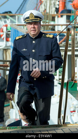 Rostock-Warnemünde, Deutschland. 1. Oktober 2014. Der Kapitän der russischen Ausbildung Segelschiff "Sedov" Maxim Radionov, Spaziergänge an Deck seines Schiffes im Hafen von Rostock-Warnemünde, Deutschland, 1. Oktober 2014. Die "Sedov", Baujahr 1921, ist ein vier Masten aus Stahl-Viermastbark, 117,5 Metern. Sein Heimathafen ist in Murmansk registriert. Foto: Jens Büttner/Dpa/Alamy Live News Stockfoto