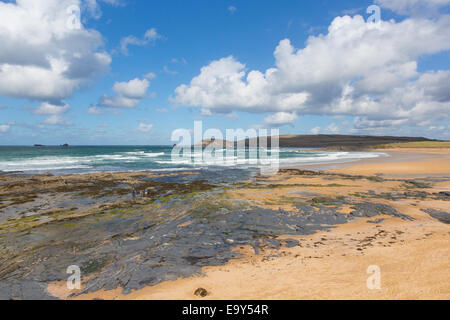 Felsiger Strand Konstantin Bay Cornwall England UK Cornish Nordküste zwischen Newquay und Padstow an einem sonnigen blauen Himmel Tag Stockfoto
