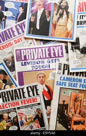 Ein Haufen von Private Eye Magazine. Stockfoto