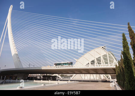 Brücke Pont du Lassut De Lor in der Stadt der Künste und Wissenschaften, Valencia, Spanien. Stockfoto