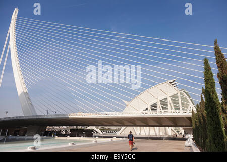 Brücke Pont du Lassut De Lor in der Stadt der Künste und Wissenschaften, Valencia, Spanien. Stockfoto