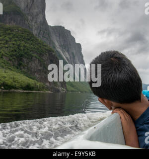 Junge Western Brook Pond Fjord Bootstour genießen, Gros Morne National Park, Neufundland und Labrador, Kanada Stockfoto