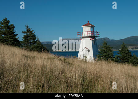 Woody Point Lighthouse an der Küste, südöstlich Brook Falls, Gros Morne National Park, Neufundland und Labrador, Kanada Stockfoto