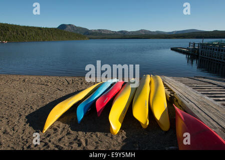 Kajaks am Strand, Birchy Kopf, Gros Morne National Park, Neufundland und Labrador, Kanada Stockfoto