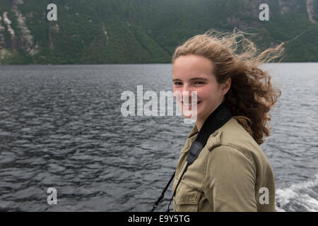 Mädchen genießen Western Brook Pond Fjord Bootstour, Gros Morne National Park, Neufundland und Labrador, Kanada Stockfoto