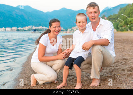 Glückliche Familie mit Kind im Urlaub am Meer Stockfoto