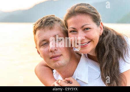 Porträt von ein glückliches junges Paar am Meer Stockfoto