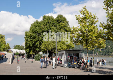 Touristen flanieren an der Uferpromenade neben den Rhein in Koblenz, Rheinland-Pfalz, Deutschland, Europa. Stockfoto