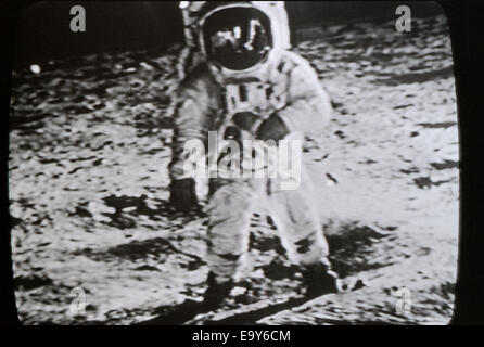 Mondlandung 20 Juli 1969 Apollo 11 Astronaut Neil Armstrong fotografiert auf der Oberfläche des Mondes in Echtzeit auf dem TV-Bildschirm in Los Angeles, Kalifornien, USA KATHY DEWITT Stockfoto