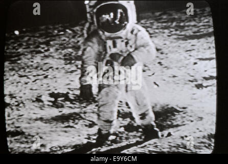 Mondlandung 20. Juli 1969 Apollo 11 Astronaut Neil Armstrong fotografierte stehend auf der Mondoberfläche in Echtzeit auf dem Fernsehbildschirm in Los Angeles, Kalifornien, USA KATHY DEWITT Stockfoto